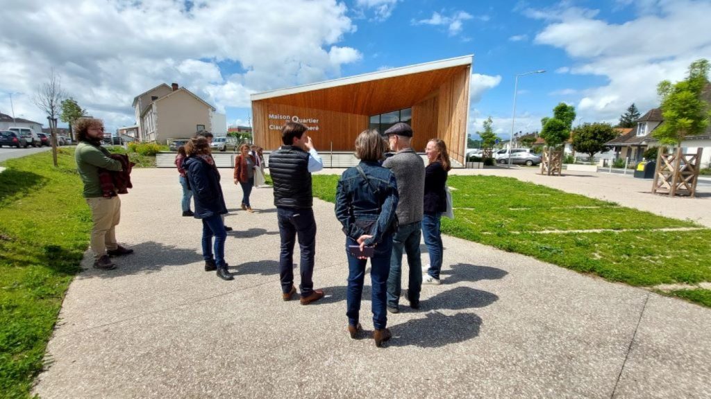 Jardins et Paysages 2024, un groupe visite un quartier de Chamiers
