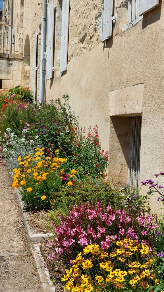 Voyage d'étude Villes et Villages Fleuris, fleurissement de pied de mur à Aubeterre-sur-Dronne