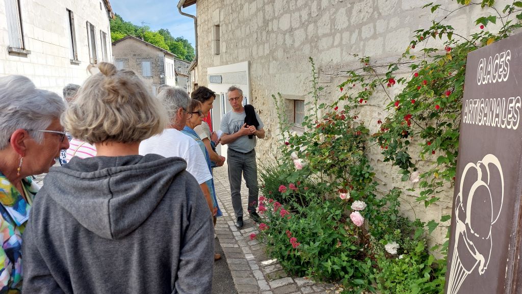 Voyage d'étude Villes et Villages Fleuris, fleurissement de pied de mur et façade à Aubeterre-sur-Dronne