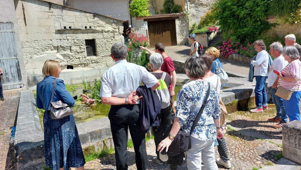 Voyage d'étude Villes et Villages Fleuris, végétalisation du lavoir à Aubeterre-sur-Dronne